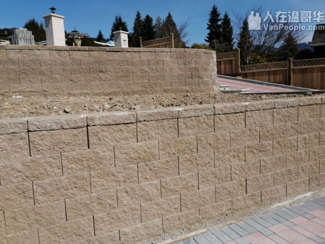 修建各式挡土墙。挖机工程平地回填。铺设水泥、沥青路面、砖面。砖砌贴砖，铺草坪植树等园艺，高压洗地洗房