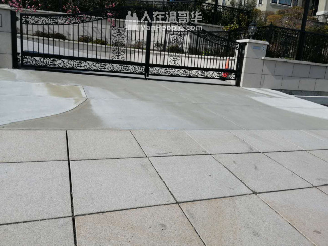 修建各式挡土墙。挖机工程平地回填。铺设水泥、沥青路面、砖面。砖砌贴砖，铺草坪植树等园艺，高压洗地洗房