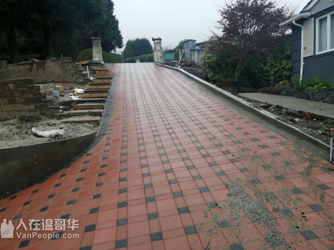 修建各式挡土墙。挖机工程平地回填。铺设水泥、沥青路面、砖面。砖砌贴砖，铺草坪植树等园艺，高压洗地洗房