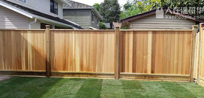 修建各式挡土墙。挖机工程平地回填。铺设水泥、沥青路面、砖面。砖砌贴砖，铺草坪植树等园艺，高压洗地洗房