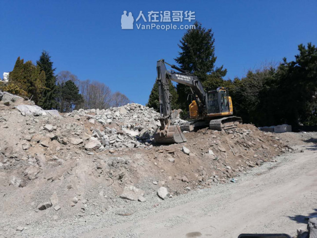 修建各式挡土墙。挖机工程平地回填。铺设水泥、沥青路面、砖面。砖砌贴砖，铺草坪植树等园艺，高压洗地洗房