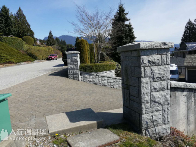 修建各式挡土墙。挖机工程平地回填。铺设水泥、沥青路面、砖面。砖砌贴砖，铺草坪植树等园艺，高压洗地洗房