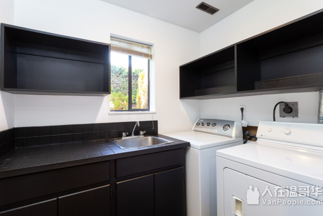 列治文中心地带House出租 长短租均可。日式现代设计风格 环境舒适优雅