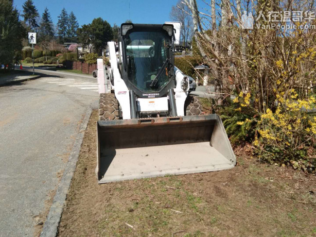 修建各式挡土墙。挖机工程平地回填。铺设水泥、沥青路面、砖面。砖砌贴砖，铺草坪植树等园艺，高压洗地洗房